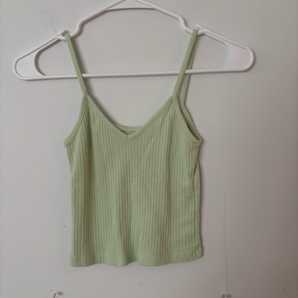 brandy melville pistachio pale green ribbed v neck cropped tank top.💚